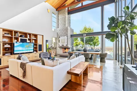 Living - 5259 Pacifica Dr, San Diego, CA 92109 photo 2 of 9