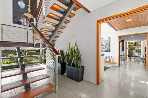 Entry Way - 5259 Pacifica Dr, San Diego, CA 92109 photo 4 of 6