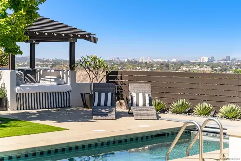 Exterior - 5259 Pacifica Dr, San Diego, CA 92109 photo 11 of 27