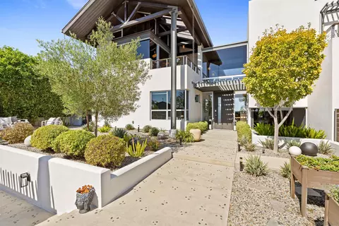 Exterior - 5259 Pacifica Dr, San Diego, CA 92109 photo 4 of 27