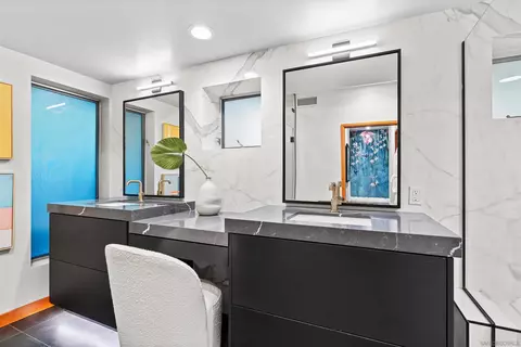 Bath - 5259 Pacifica Dr, San Diego, CA 92109 photo 2 of 4