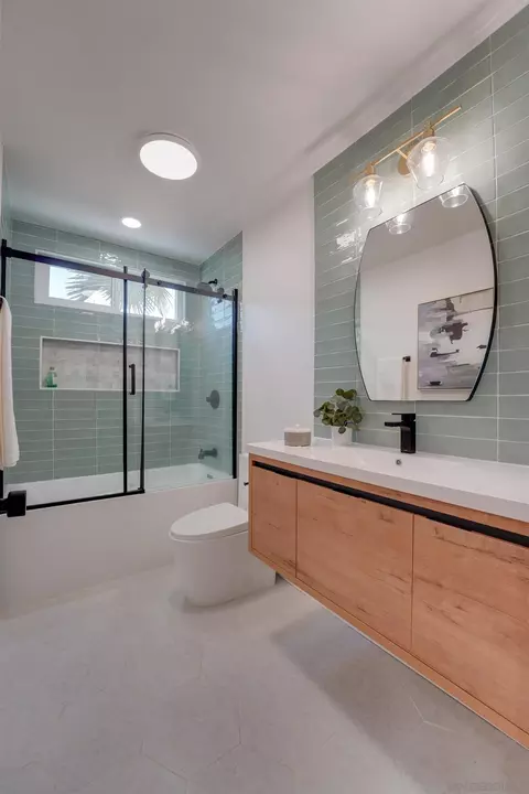 Bath - 1523 Lucky St, Oceanside, CA 92054 photo 2 of 5