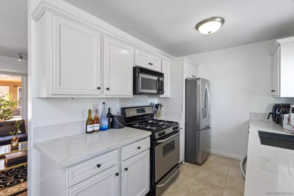 Kitchen - 5510 Adelaide Ave #1, San Diego, CA 92115 photo 2 of 3