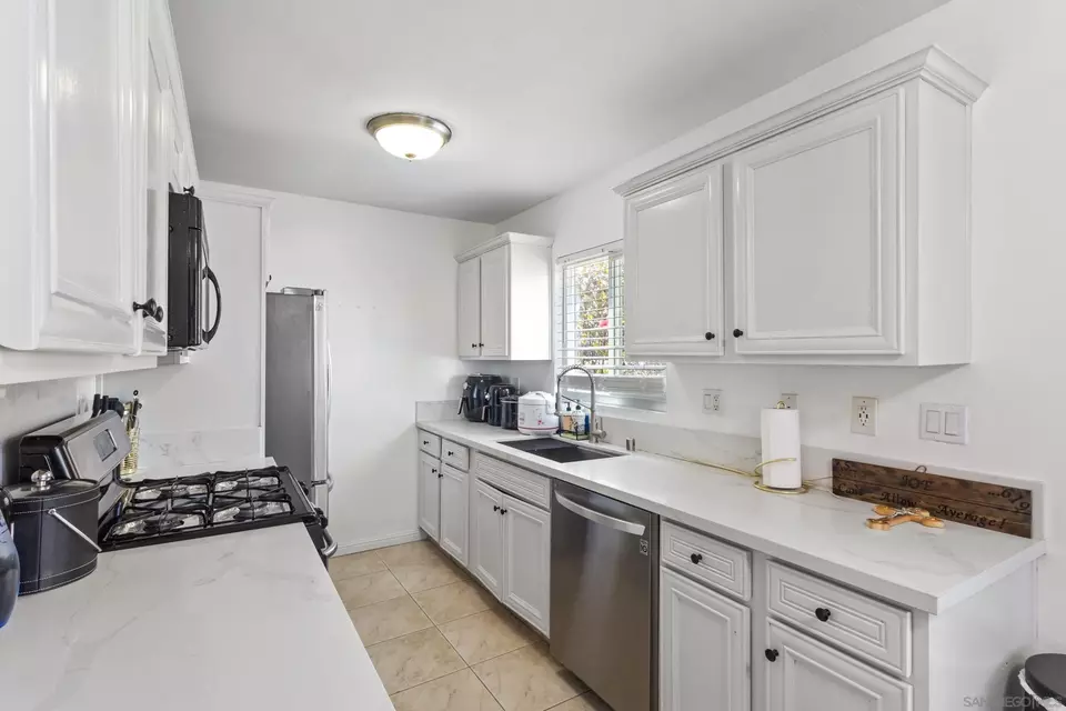 Kitchen - 5510 Adelaide Ave #1, San Diego, CA 92115 photo 1 of 3