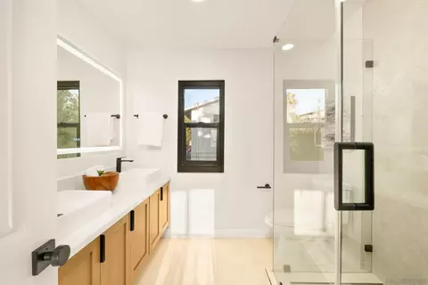 Bath - 4703 Helix Glen Dr, La Mesa, CA 91941 photo 6 of 10