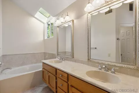 Bath - 2130 Anda Lucia Way, Oceanside, CA 92056 photo 2 of 4