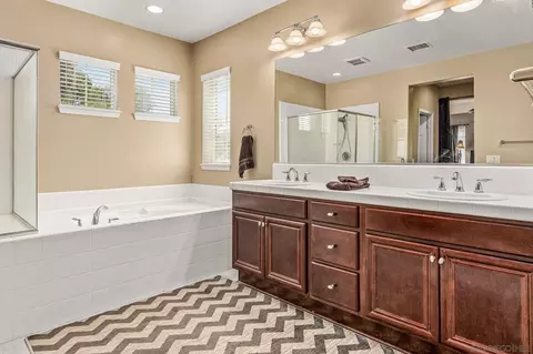 Bath - 32137 Sycamore Ct, Temecula, CA 92592 photo 2 of 4