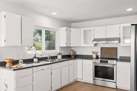 Kitchen - 25311 Jesmond Dene Rd, Escondido, CA 92026 photo 3 of 6