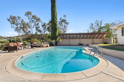 Exterior - 25311 Jesmond Dene Rd, Escondido, CA 92026 photo 6 of 11