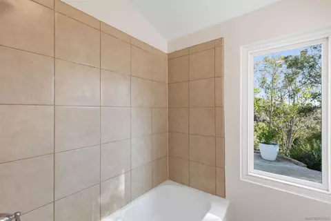 Bath - 25311 Jesmond Dene Rd, Escondido, CA 92026 photo 3 of 4