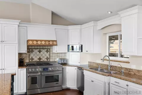 Kitchen - 2162 Shire Dr, El Cajon, CA 92019 photo 4 of 6