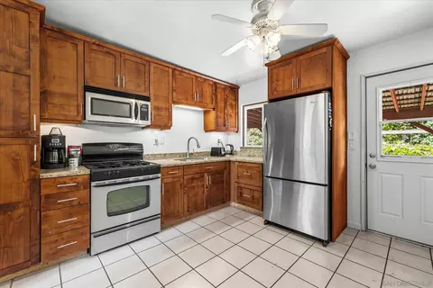 Kitchen - 10051 Casa De Oro Blvd, Spring Valley, CA 91977 photo 2 of 3