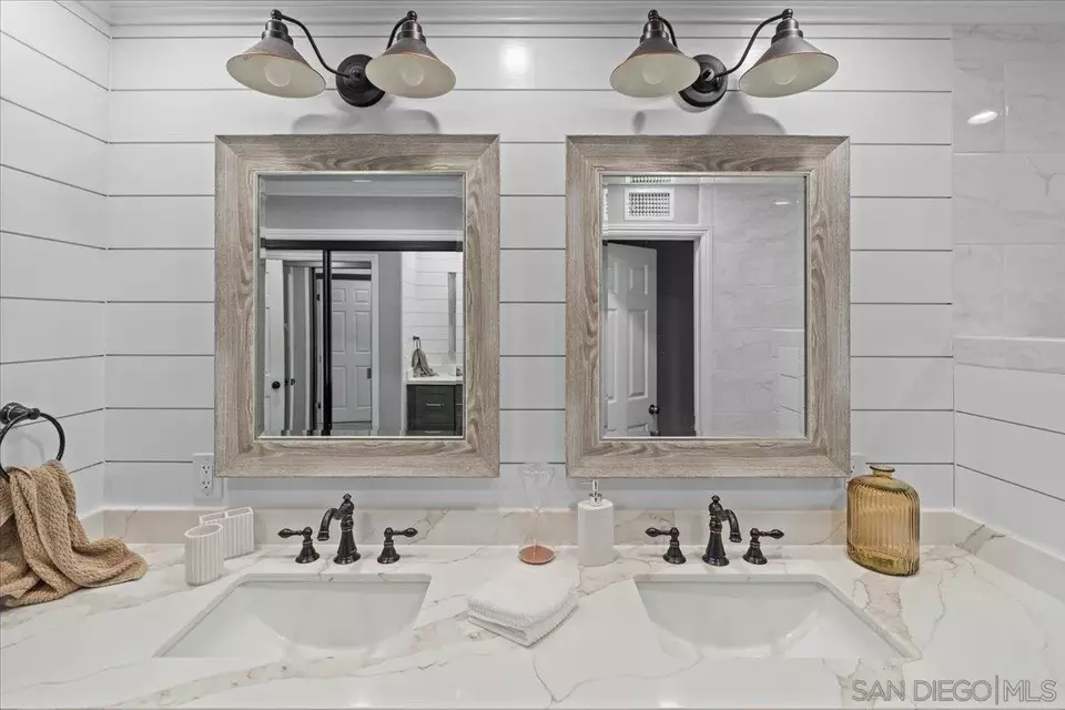 Bath - 22682 S Canada Ct, Lake Forest, CA 92630 photo 3 of 7