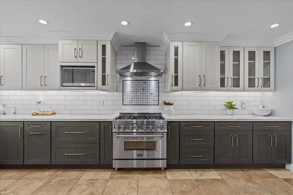 Kitchen - 22682 S Canada Ct, Lake Forest, CA 92630 photo 2 of 4