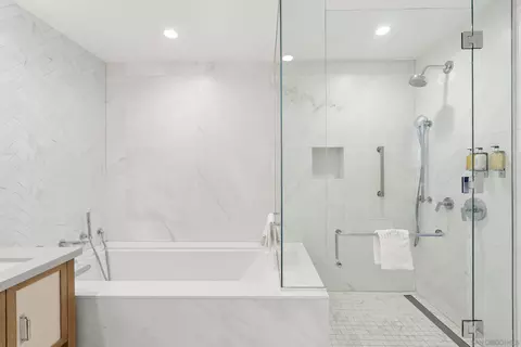 Bath - 1500 Orange Ave #26, Coronado, CA 92118 photo 3 of 5