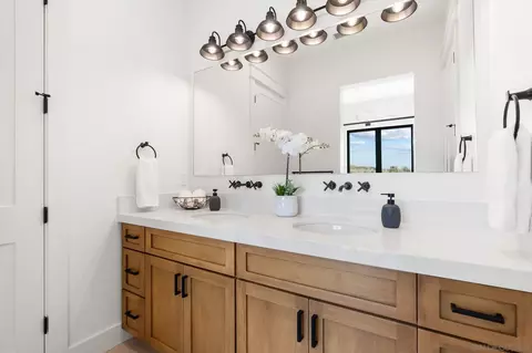 Bath - 5120 Creek Oak Dr, Fallbrook, CA 92028 photo 5 of 6