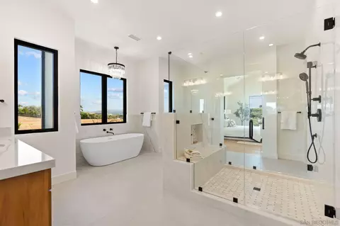 Bath - 5120 Creek Oak Dr, Fallbrook, CA 92028 photo 2 of 6