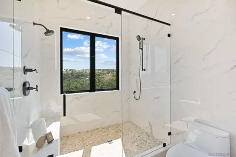Bath - 5120 Creek Oak Dr, Fallbrook, CA 92028 photo 4 of 6