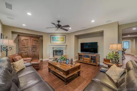 Living - 10551 Laurel Path, Escondido, CA 92026 photo 3 of 4