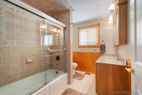 Bath - 1610 Reche Rd, Fallbrook, CA 92028 photo 2 of 4