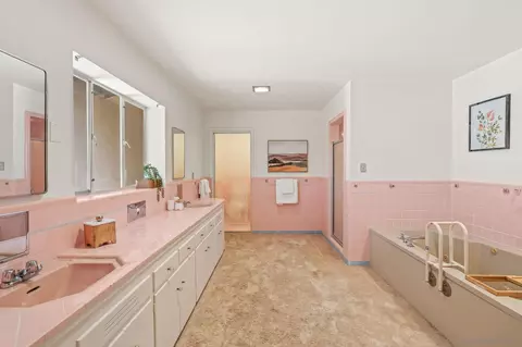 Bath - 2652-54 Mountain View Dr, Escondido, CA 92027 photo 2 of 7