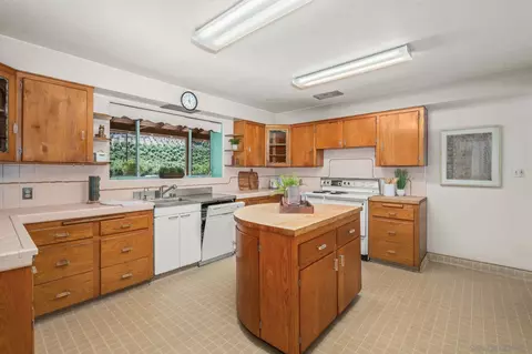 Kitchen - 2652-54 Mountain View Dr, Escondido, CA 92027 photo 2 of 3