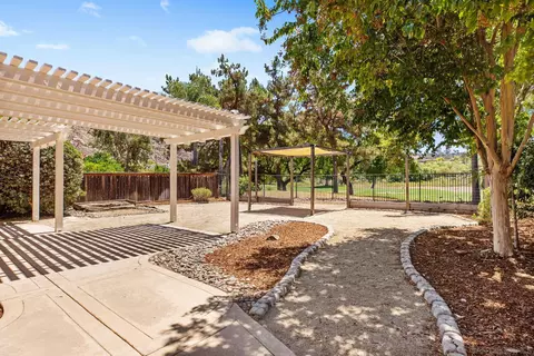 3083 Sprucewood Ln, Escondido, CA 92027 photo 2