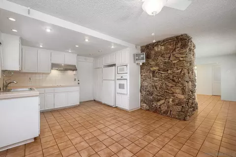 Kitchen - 3910 Prairie Dr, Jamul, CA 91935 photo 4 of 6