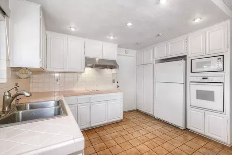 Kitchen - 3910 Prairie Dr, Jamul, CA 91935 photo 2 of 6