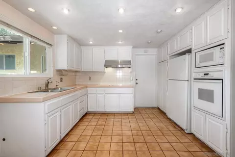 Kitchen - 3910 Prairie Dr, Jamul, CA 91935 photo 3 of 6