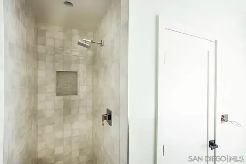 Bath - 5762 Bellevue Ave, La Jolla, CA 92037 photo 4 of 7