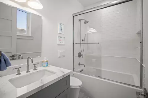 Bath - 548 G Ave, Coronado, CA 92118 photo 3 of 4