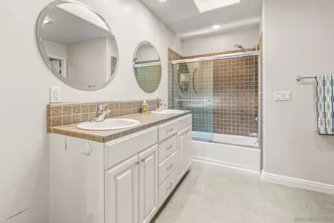Bath - 10118 Langley Ct, Escondido, CA 92026 photo 3 of 3