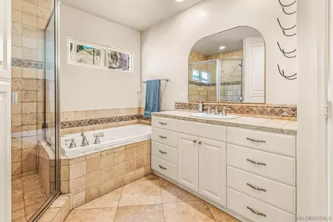 Bath - 10118 Langley Ct, Escondido, CA 92026 photo 2 of 3