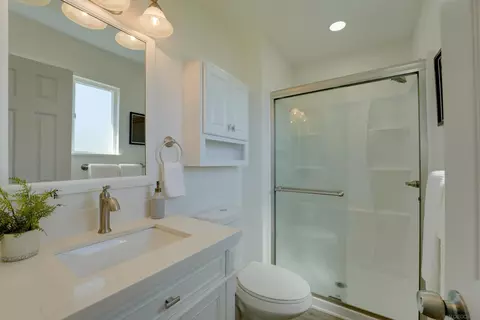 Bath - 4816 Siesta Dr, Oceanside, CA 92057 photo 4 of 5