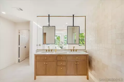 Bath - 2114 Vista Valle Verde Dr, Fallbrook, CA 92028 photo 2 of 11
