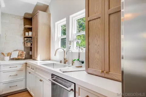 Kitchen - 2114 Vista Valle Verde Dr, Fallbrook, CA 92028 photo 4 of 7