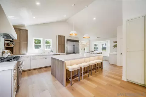 Kitchen - 2114 Vista Valle Verde Dr, Fallbrook, CA 92028 photo 2 of 7