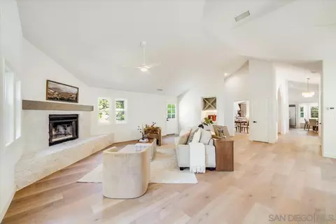 Living - 2114 Vista Valle Verde Dr, Fallbrook, CA 92028 photo 4 of 10