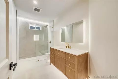 Bath - 2114 Vista Valle Verde Dr, Fallbrook, CA 92028 photo 6 of 11