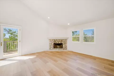 Living - 2114 Vista Valle Verde Dr, Fallbrook, CA 92028 photo 8 of 10
