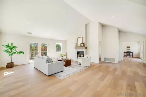 Living - 2114 Vista Valle Verde Dr, Fallbrook, CA 92028 photo 6 of 10