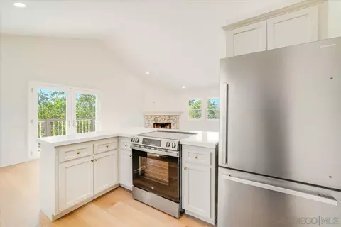 Kitchen - 2114 Vista Valle Verde Dr, Fallbrook, CA 92028 photo 6 of 7