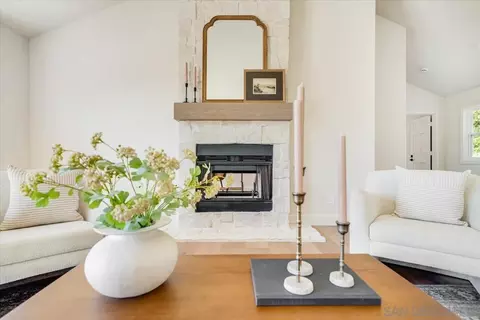 Living - 2114 Vista Valle Verde Dr, Fallbrook, CA 92028 photo 2 of 10