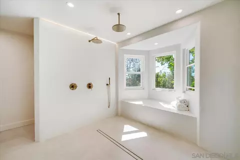 Bath - 2114 Vista Valle Verde Dr, Fallbrook, CA 92028 photo 3 of 11