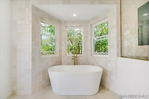 Bath - 2114 Vista Valle Verde Dr, Fallbrook, CA 92028 photo 4 of 11