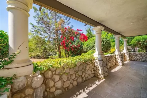 Exterior - 2114 Vista Valle Verde Dr, Fallbrook, CA 92028 photo 2 of 12
