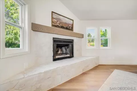 Living - 2114 Vista Valle Verde Dr, Fallbrook, CA 92028 photo 3 of 10