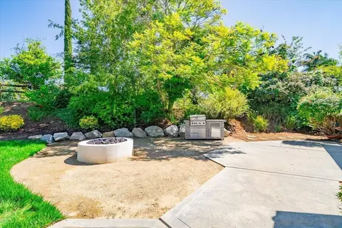 Exterior - 2114 Vista Valle Verde Dr, Fallbrook, CA 92028 photo 4 of 12