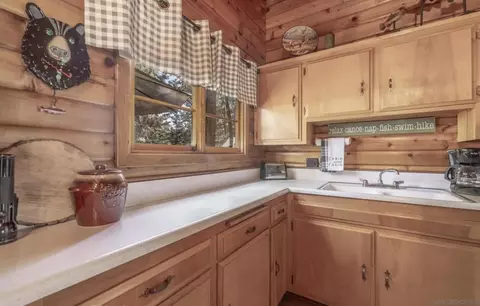 Kitchen - 331 Maple Ln, Sugarloaf, CA 92386 photo 2 of 4